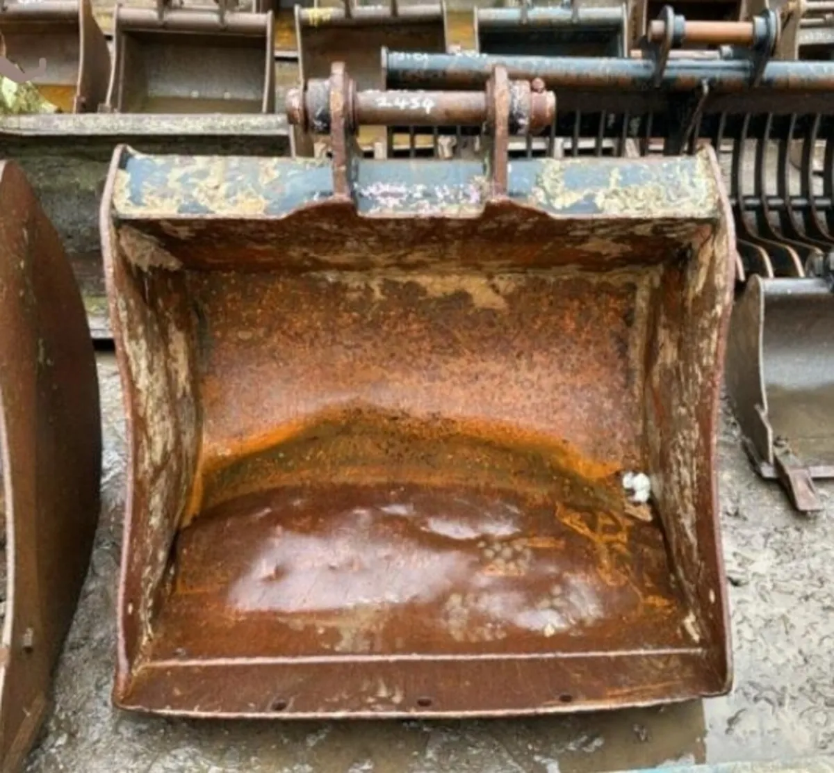 33'' digging bucket (45mm pins) - Image 1
