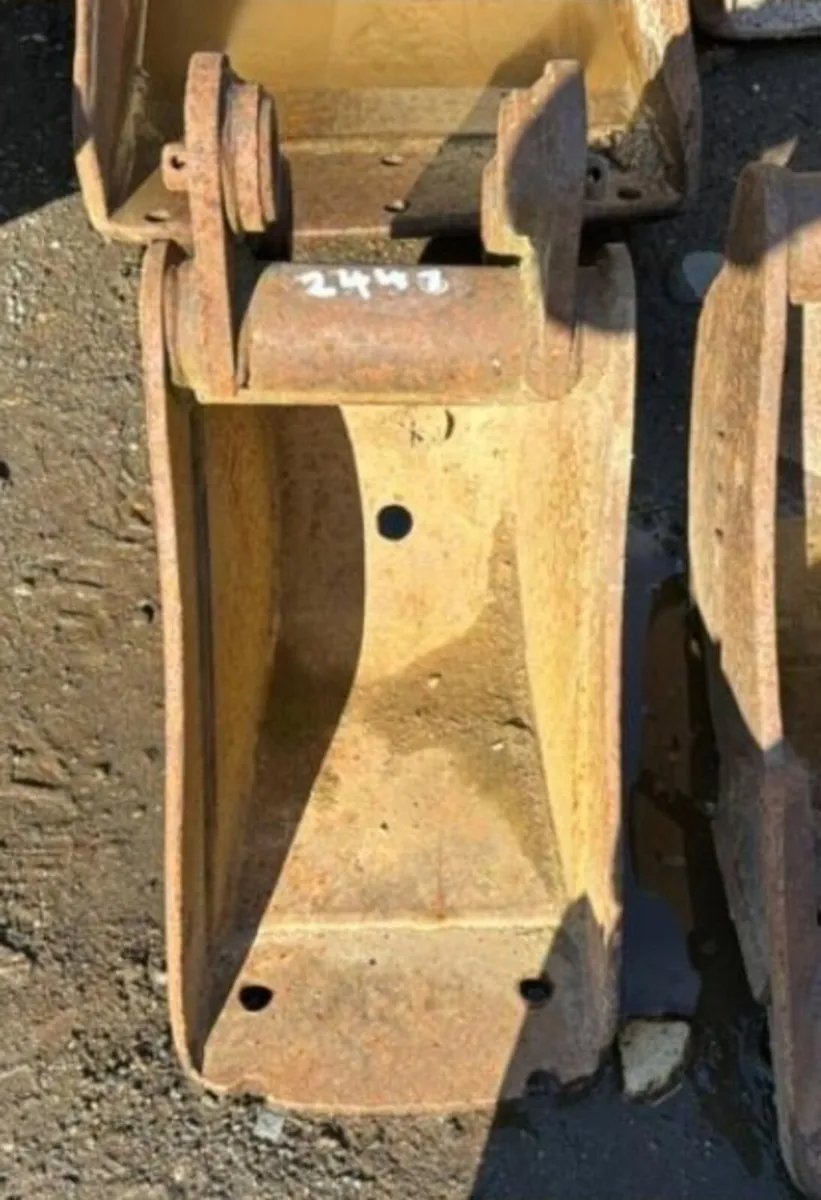 9'' digging bucket (25mm pins) - Image 1