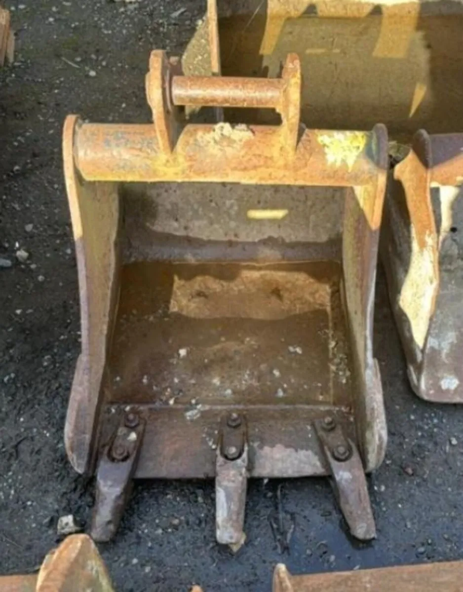 18'' digging bucket (35mm pins) - Image 1