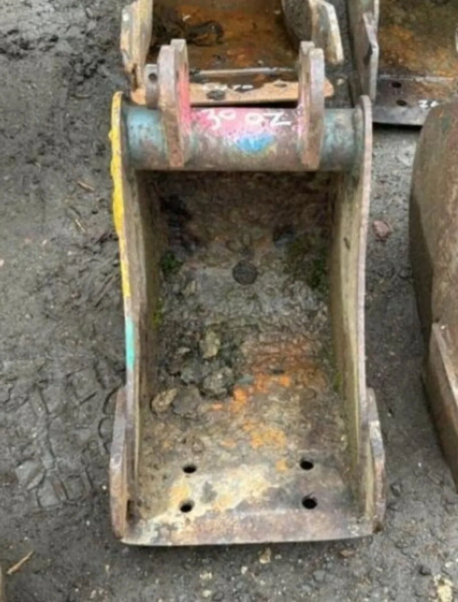 9'' digging bucket (25mm pins) - Image 1