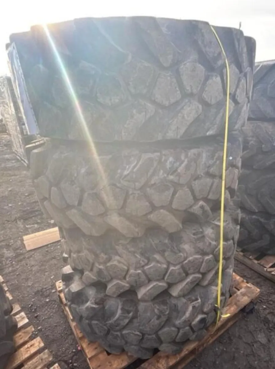 4 x JCB SITEMASTER loadall tyres (15.5 25) - Image 2