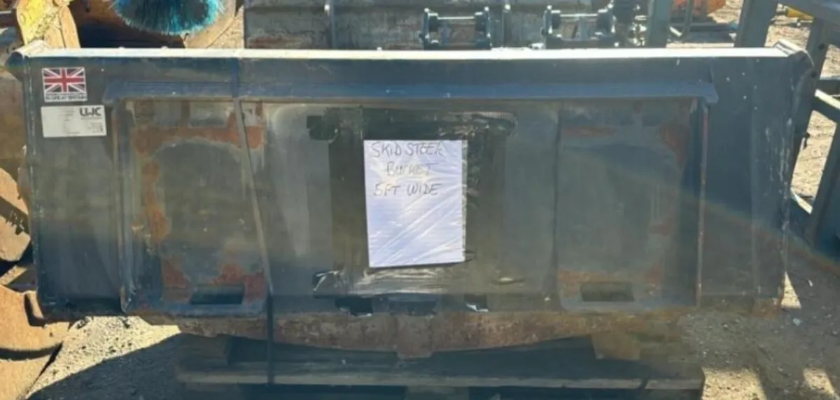 2021 LWC 5ft skid steer bucket curved cutting edge - Image 3