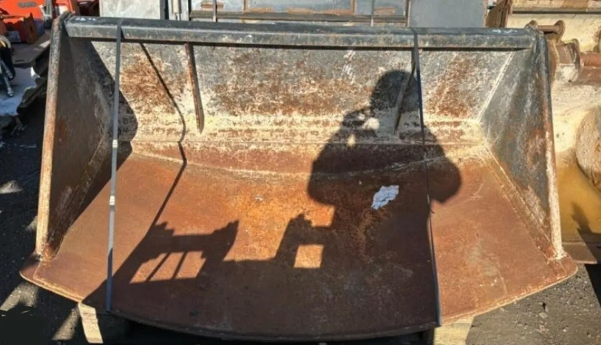 2021 LWC 5ft skid steer bucket curved cutting edge - Image 1