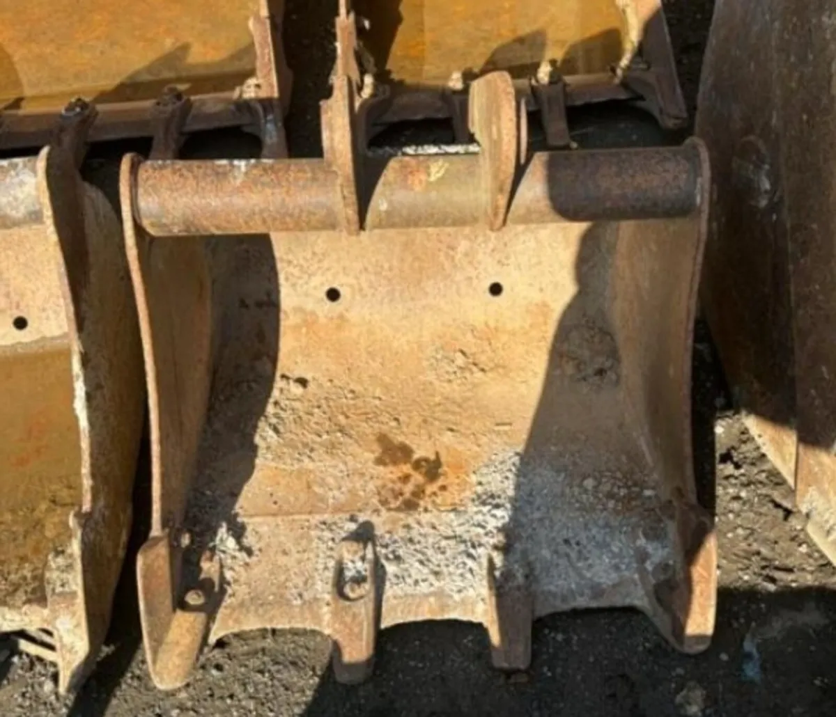 2ft digging bucket (35mm pins) - Image 1