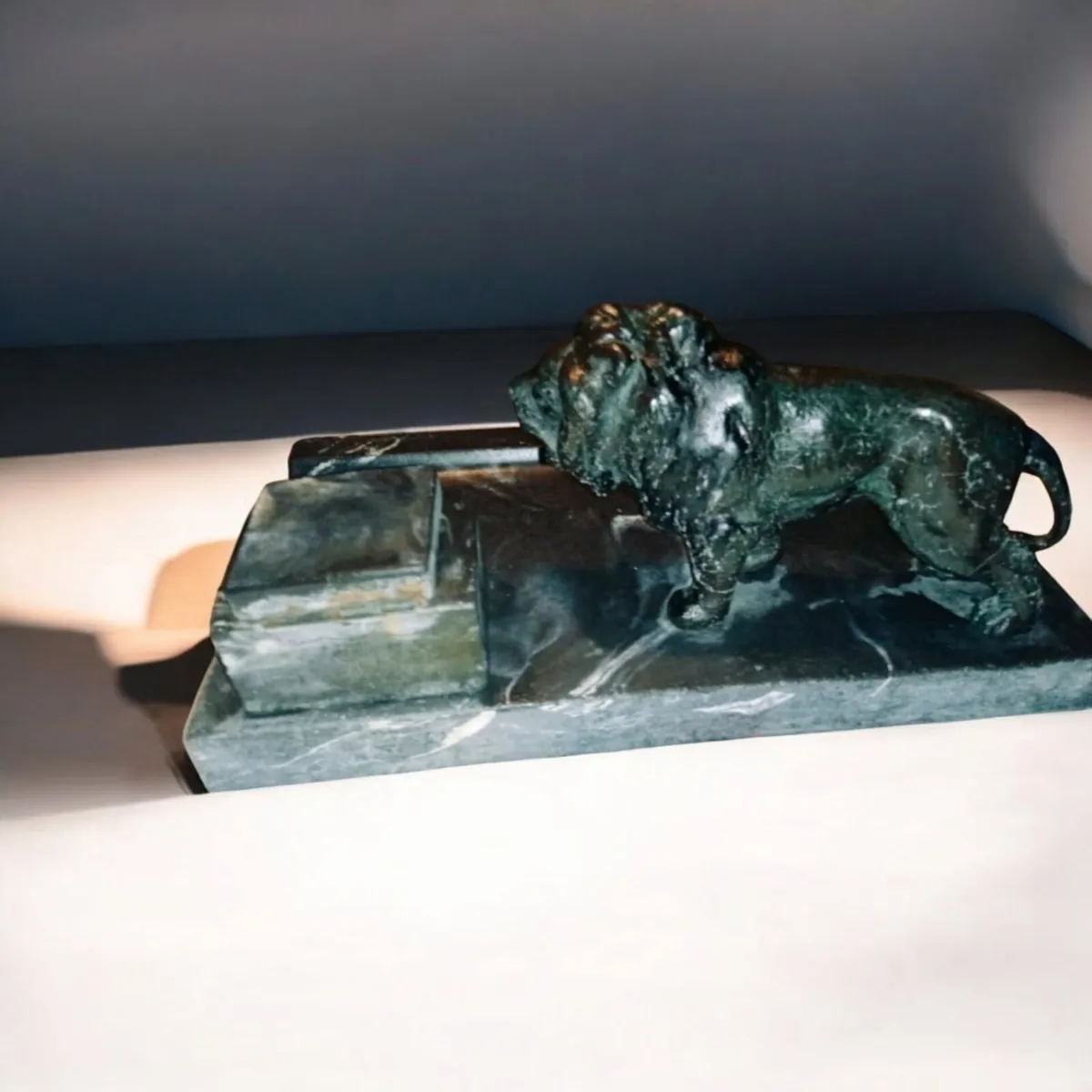 Antique black marble inkwell with lion - Image 2
