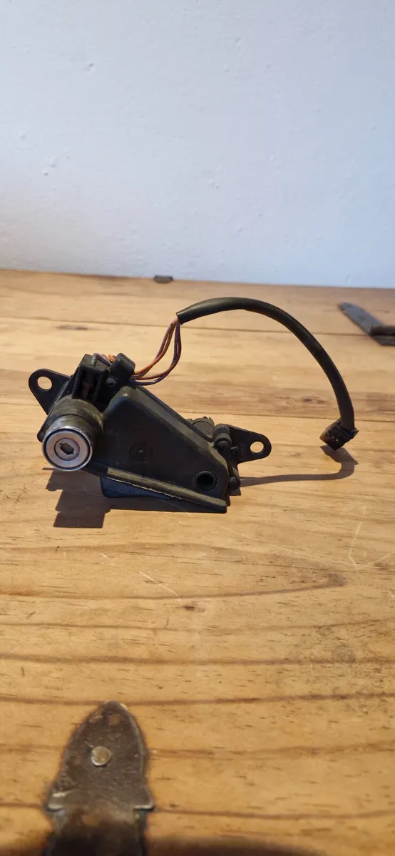 Jaguar XJ40 Boot Lock - Image 1