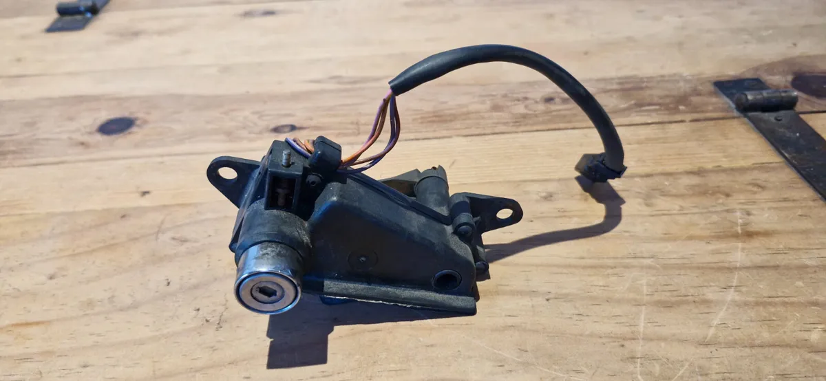 Jaguar XJ40 Boot Lock - Image 2