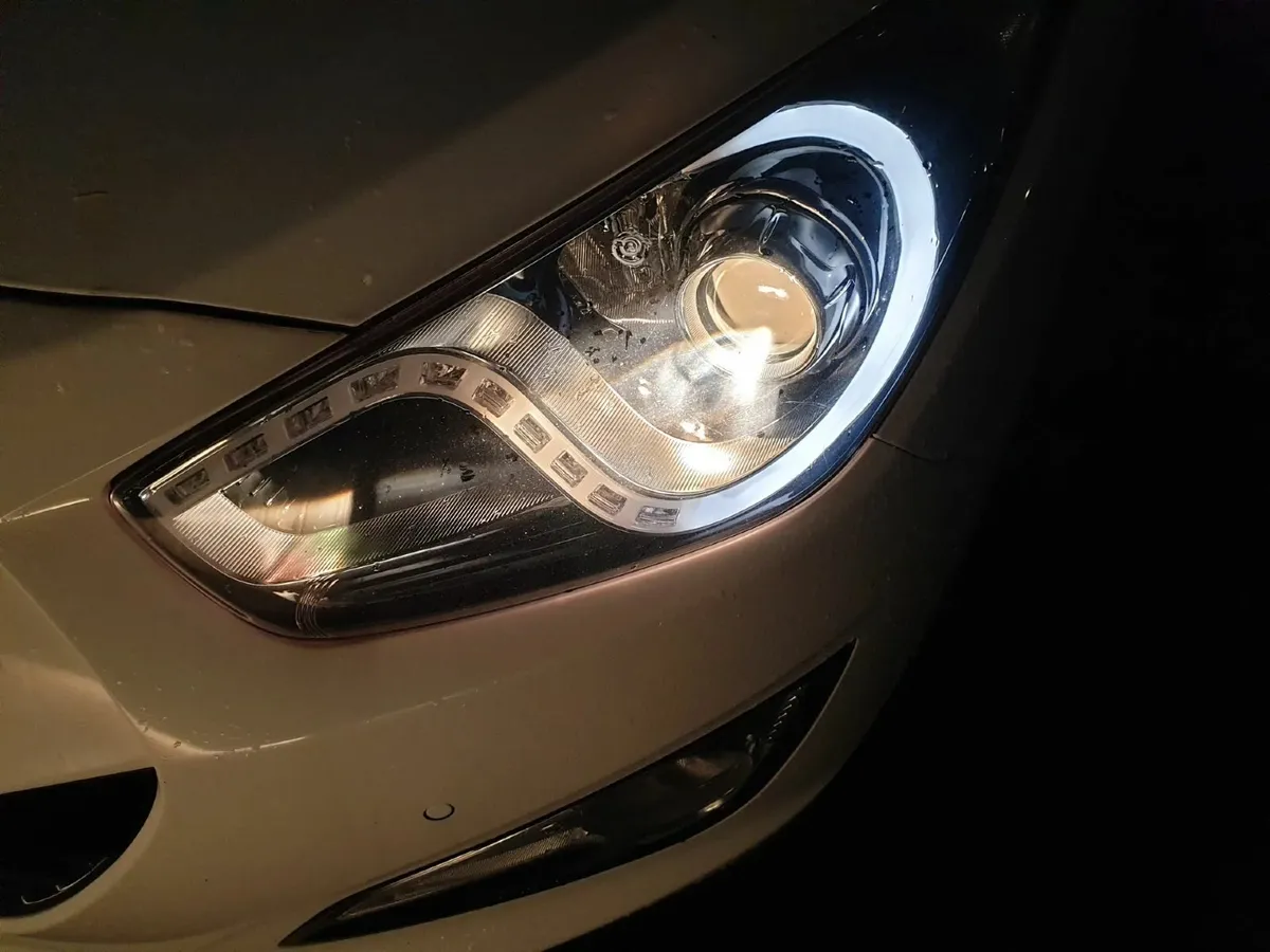Hyundai i40 headlight repair