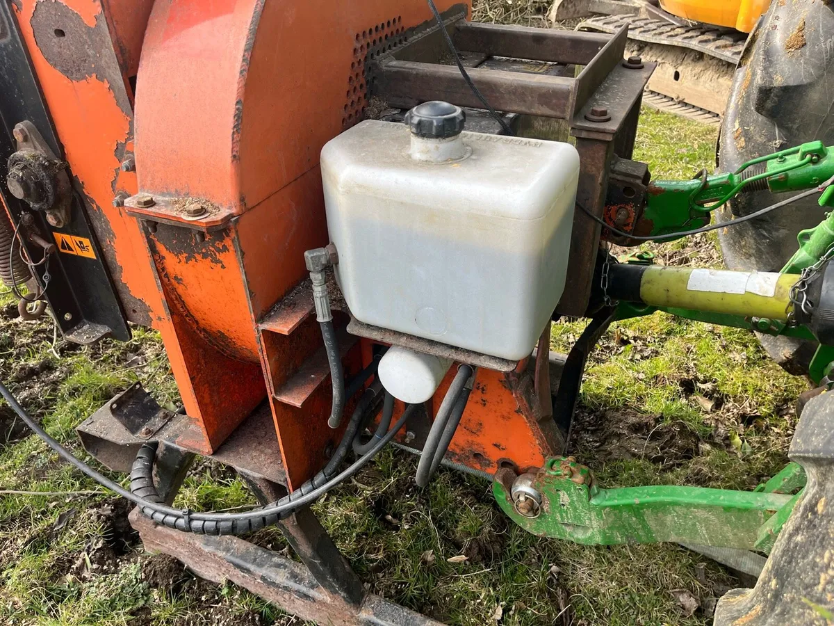 Bearcat 8 inch PTO wood chipper - Image 2