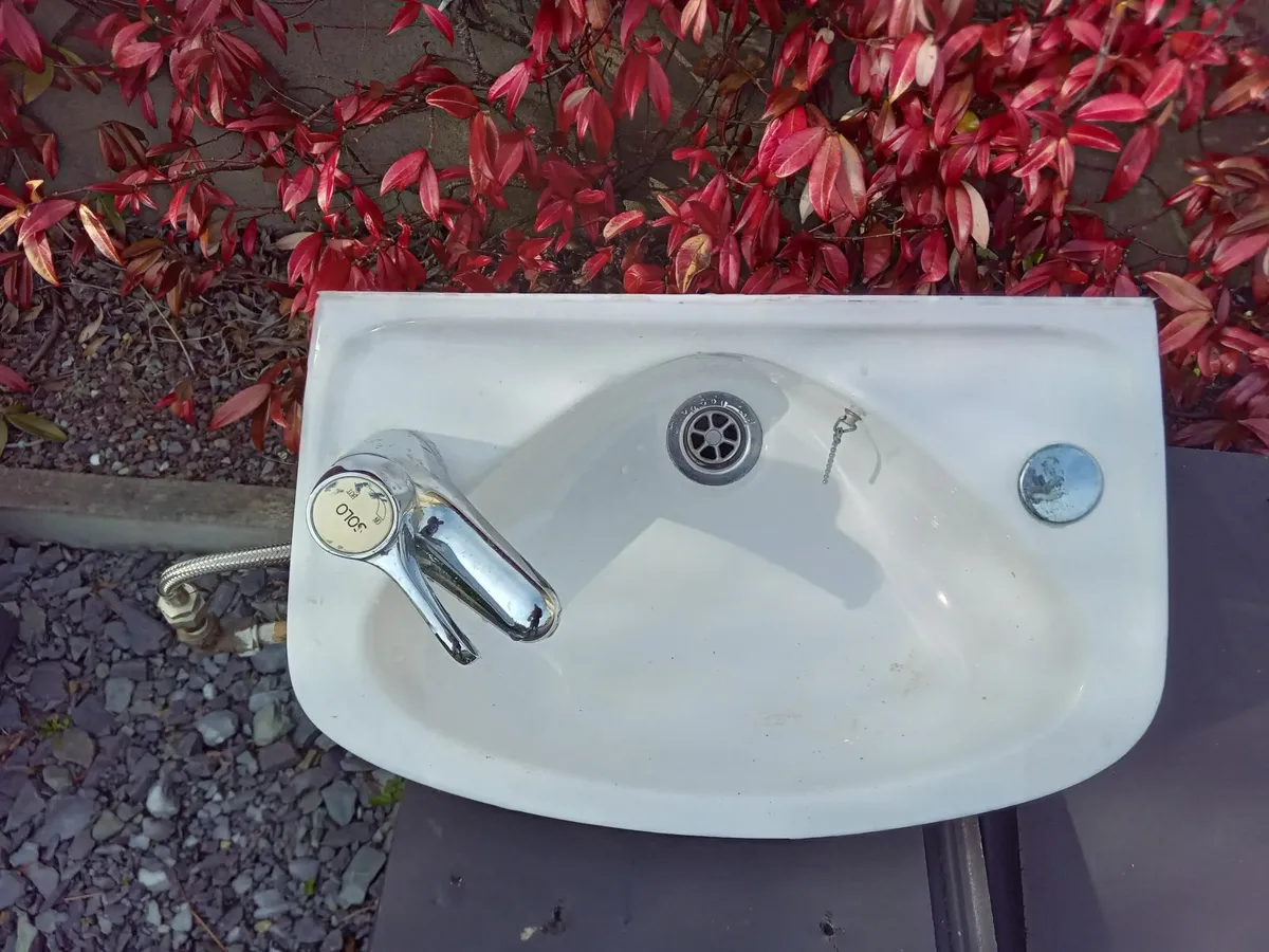 Toilets, sinks, taps, toilet roll holders - Image 4