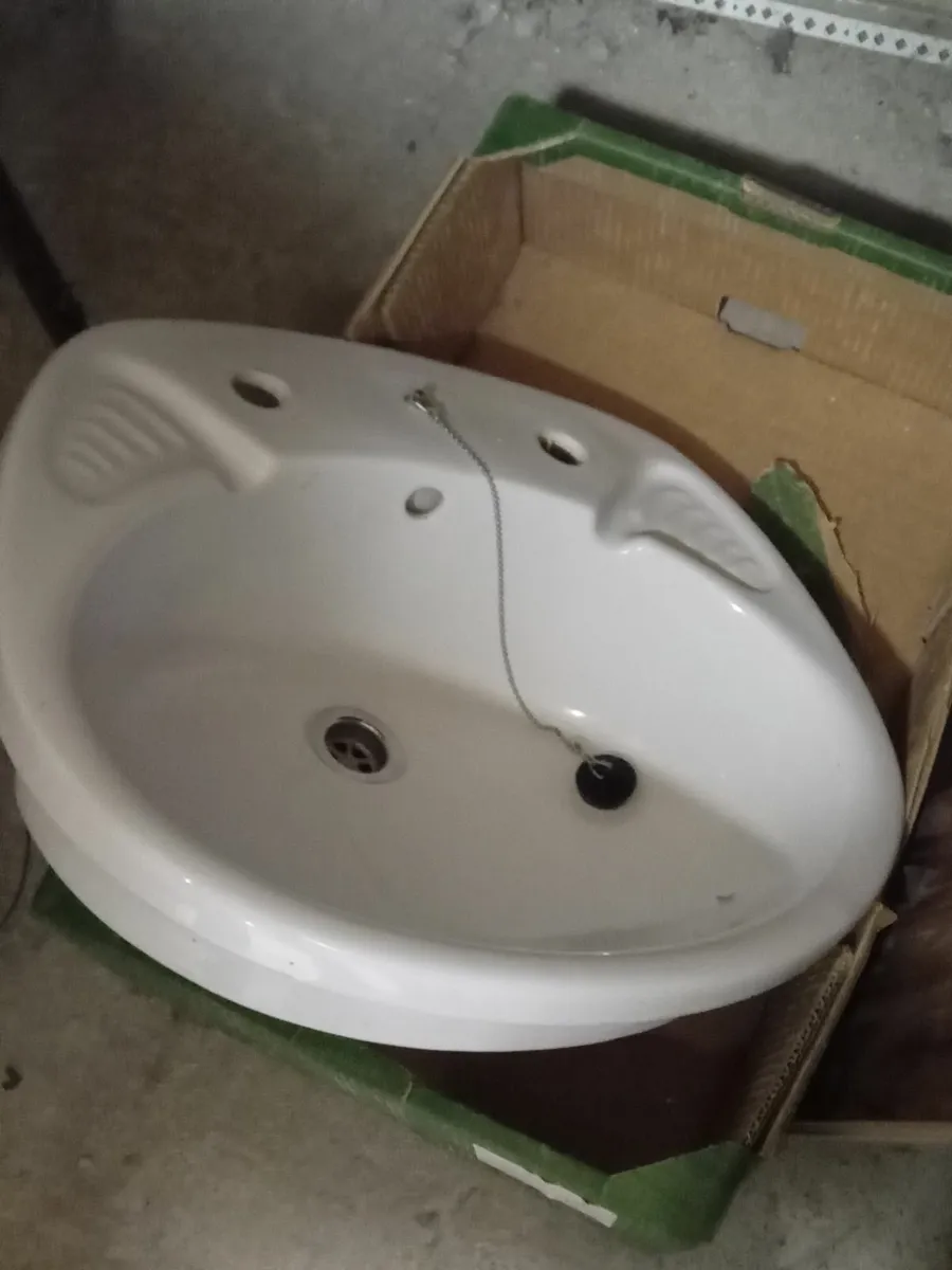 Toilets, sinks, taps, toilet roll holders - Image 1