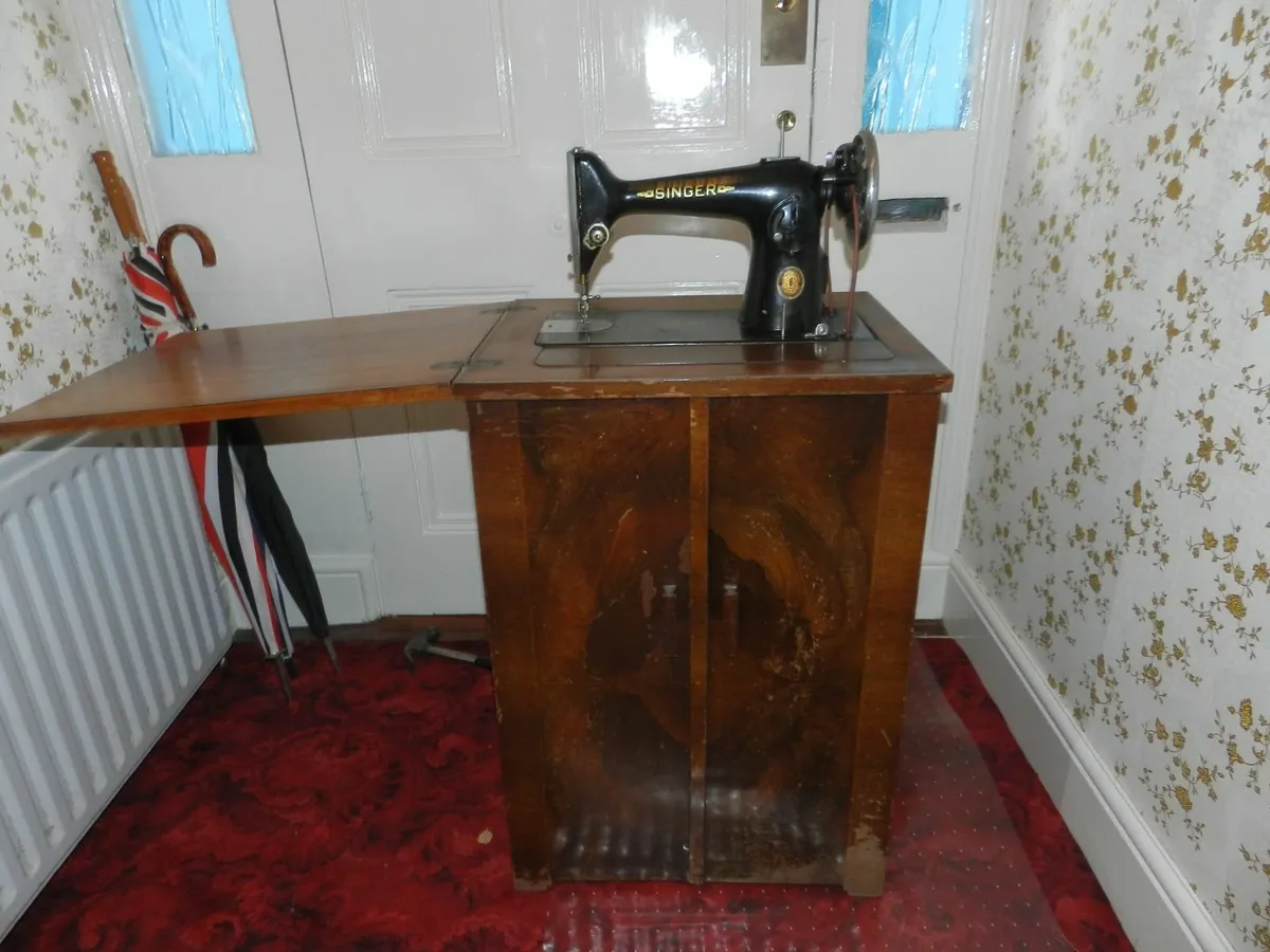 Singer Sewing Machine - Image 2
