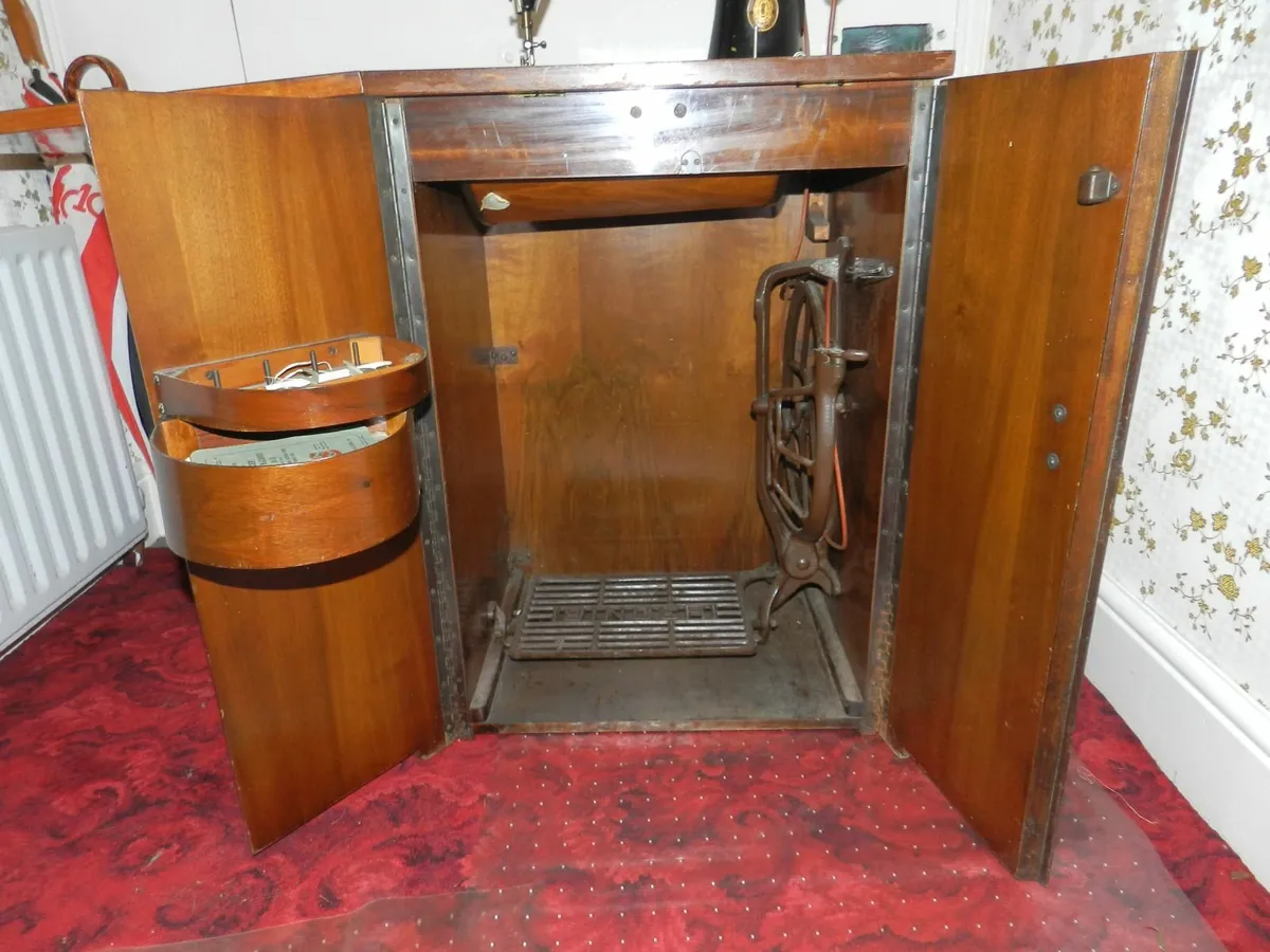 Singer Sewing Machine - Image 3