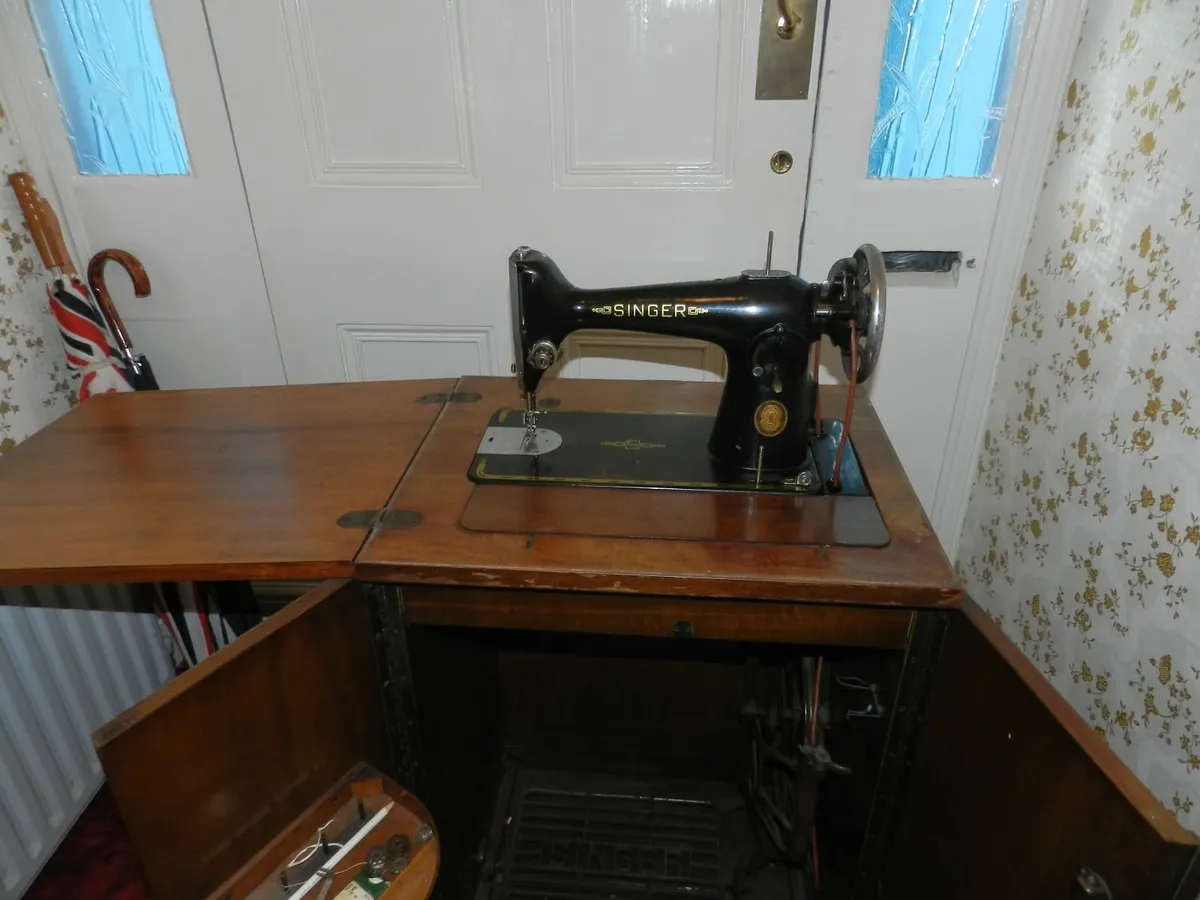 Singer Sewing Machine - Image 4