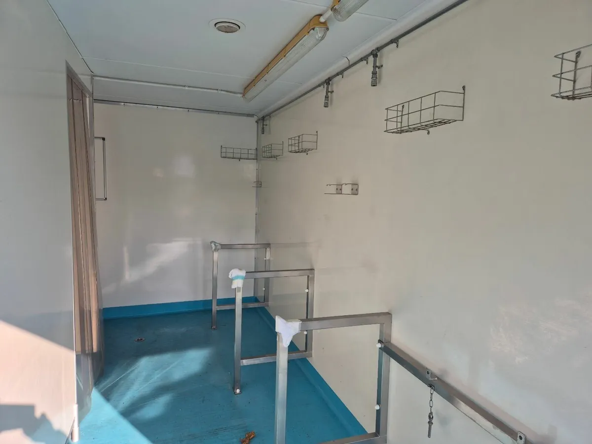 Mercedes 18-20 RORO Hook Loader 40k miles - Image 4