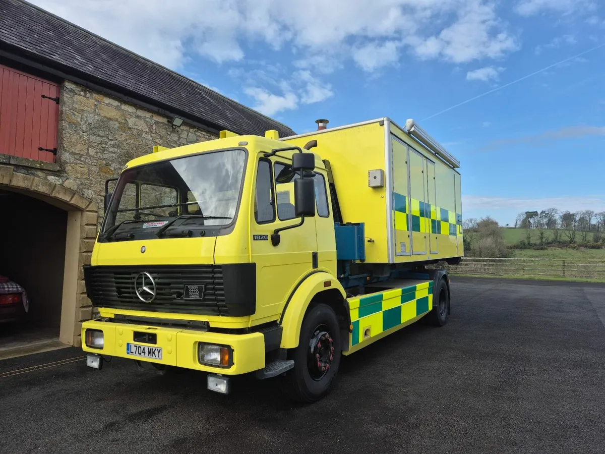 Mercedes 18-20 RORO Hook Loader 40k miles - Image 3