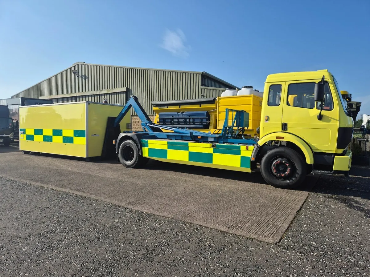 Mercedes 18-20 RORO Hook Loader 40k miles - Image 2