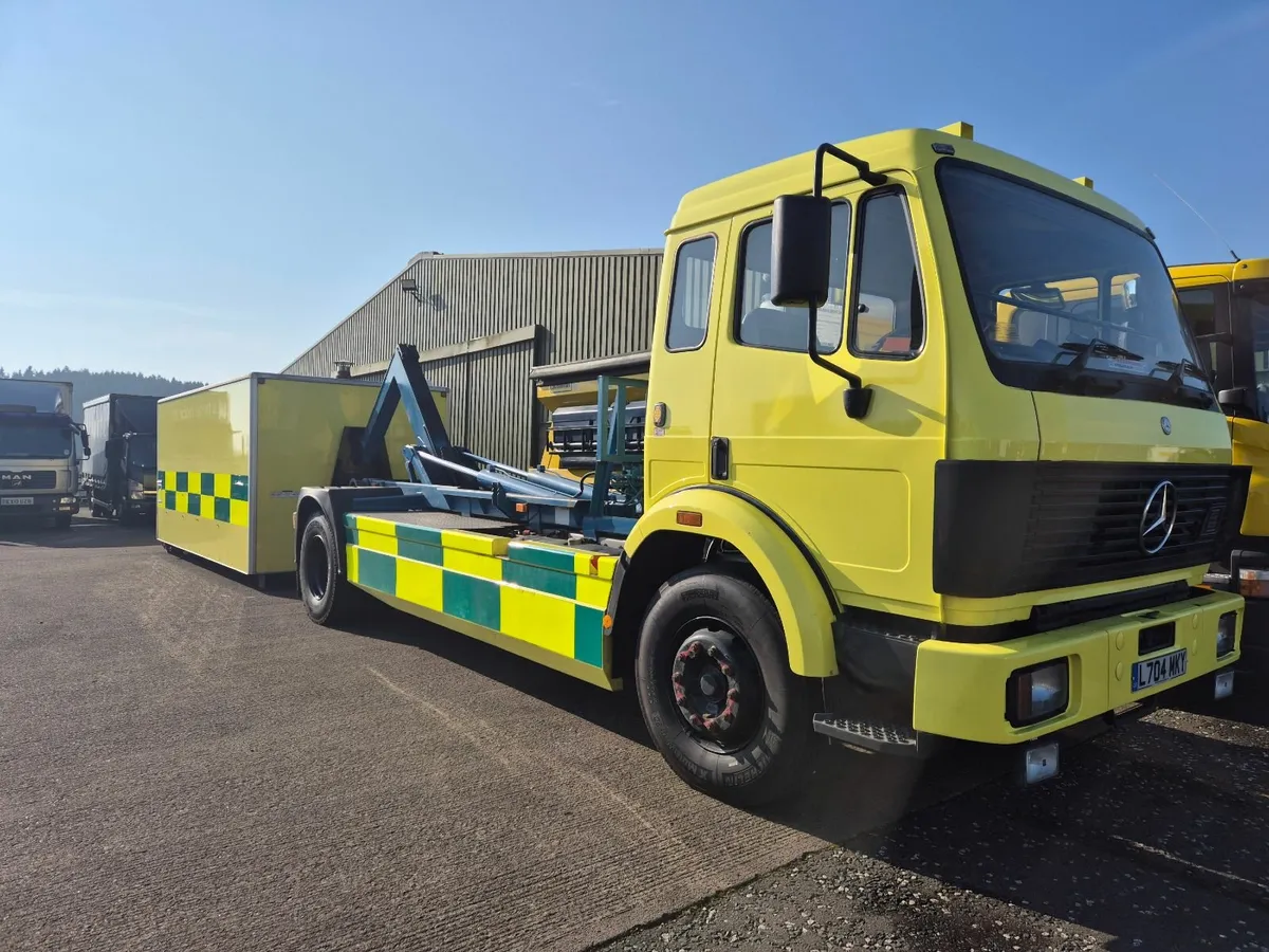 Mercedes 18-20 RORO Hook Loader 40k miles - Image 1