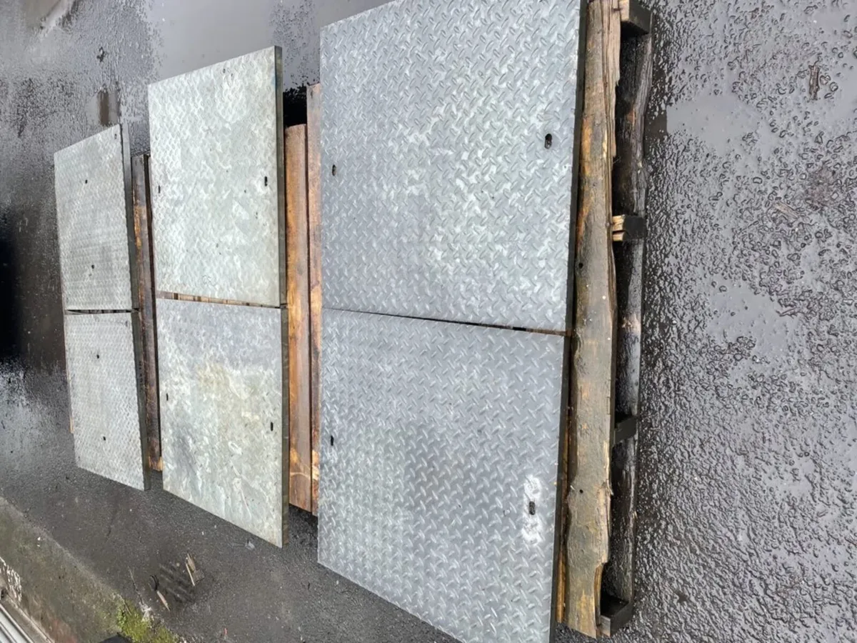 Galvanised manhole covers for septic / slurry tank - Image 4