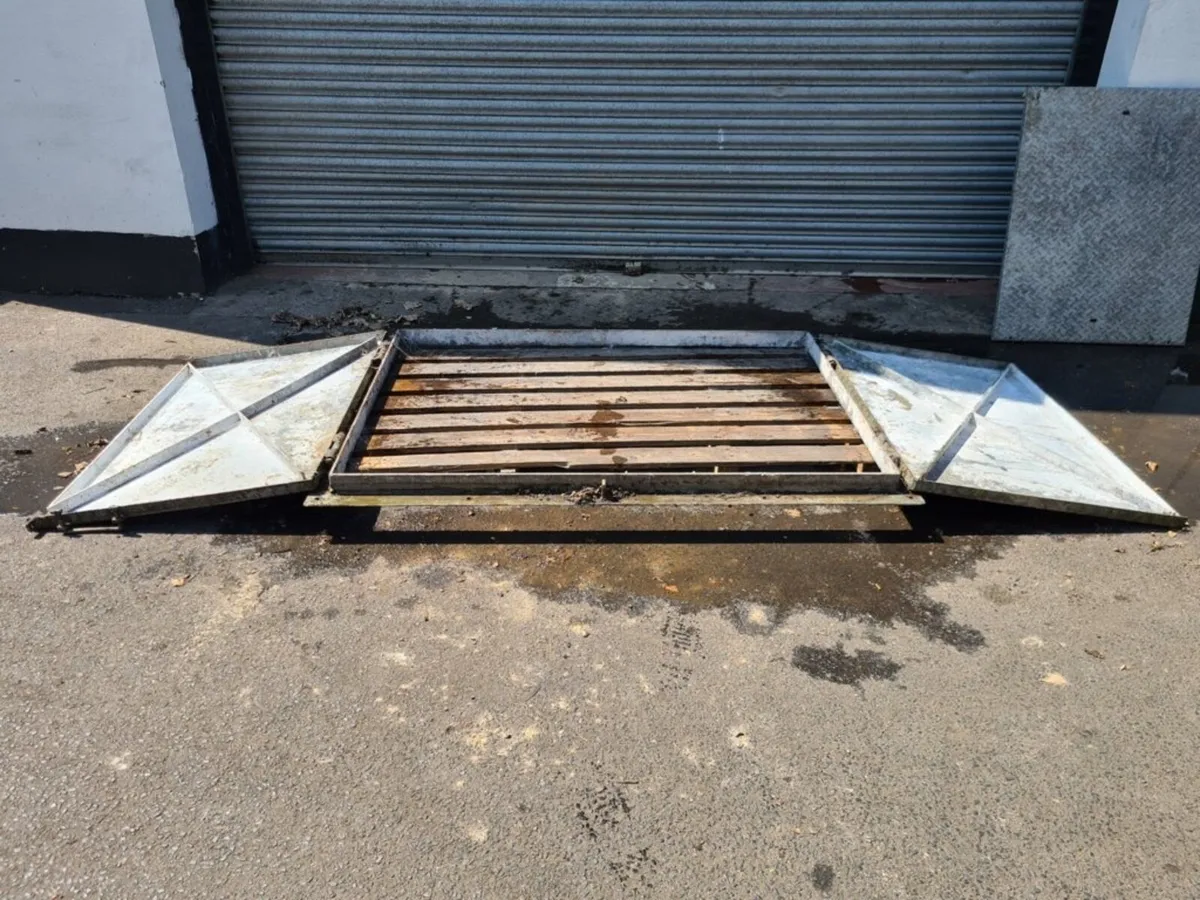 Galvanised manhole covers for septic / slurry tank - Image 3