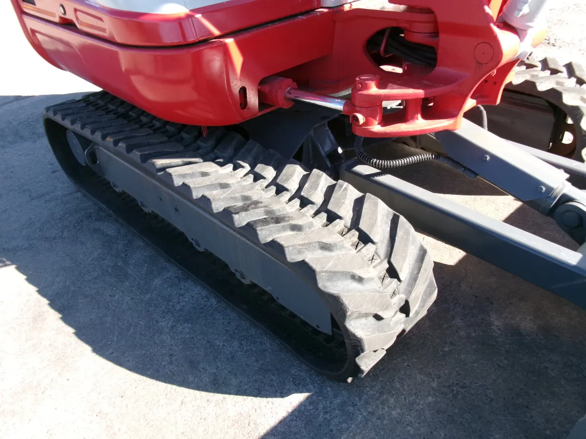 Takeuchi TB240 - Image 4