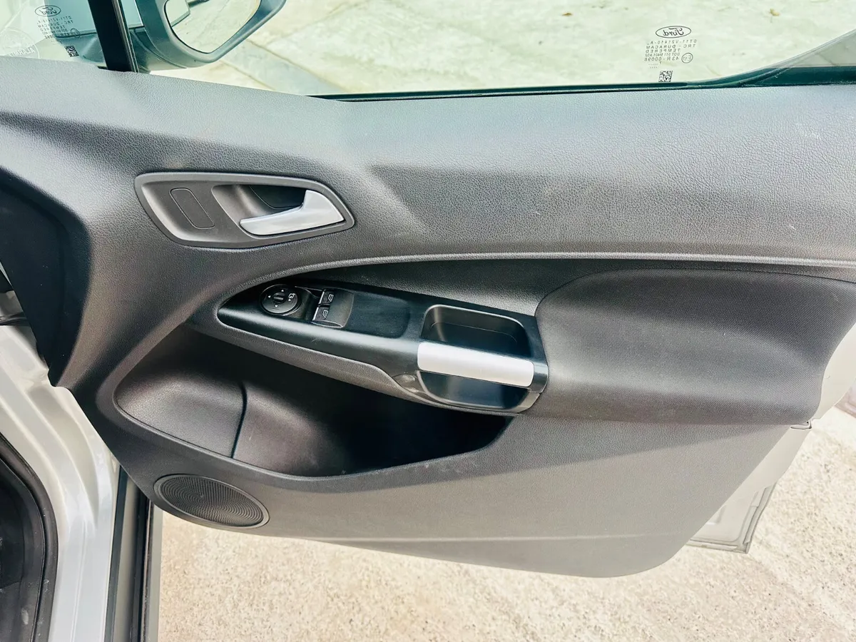 Ford Transit Connect 2017 (3 seats) - Image 4