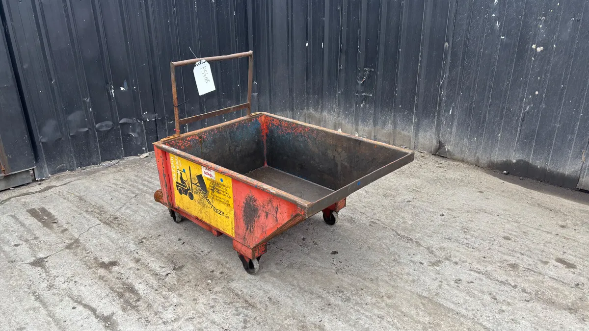 Tipping skip to suit forklift - Image 1
