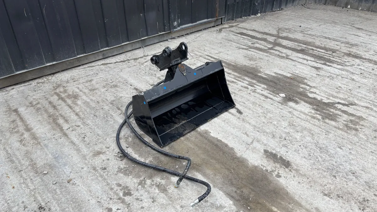 Captok 32” Hydraulic Tilting Bucket 25mm Pin - Image 1