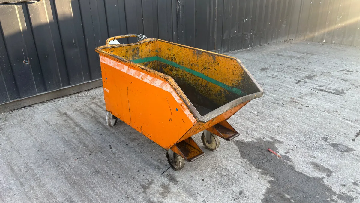 Tipping Skip to Suit forklift - Image 1