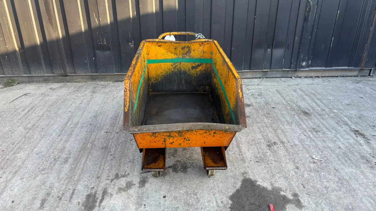 Tipping Skip to Suit forklift - Image 2