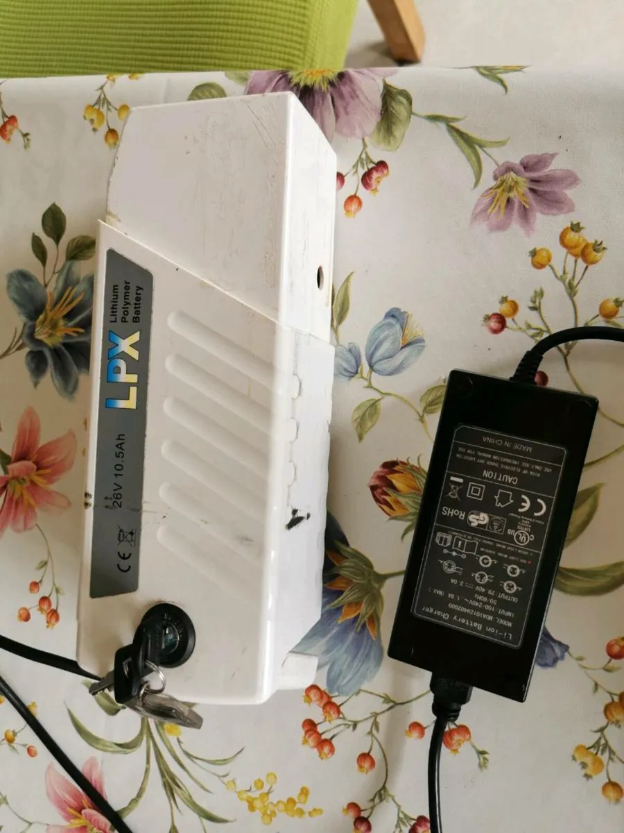 Battery and Charger. 26 volt. 10.5 AH. 2 Keys. - Image 2