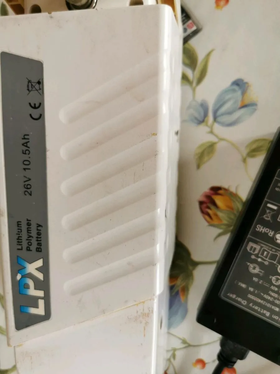 Battery and Charger. 26 volt. 10.5 AH. 2 Keys. - Image 3