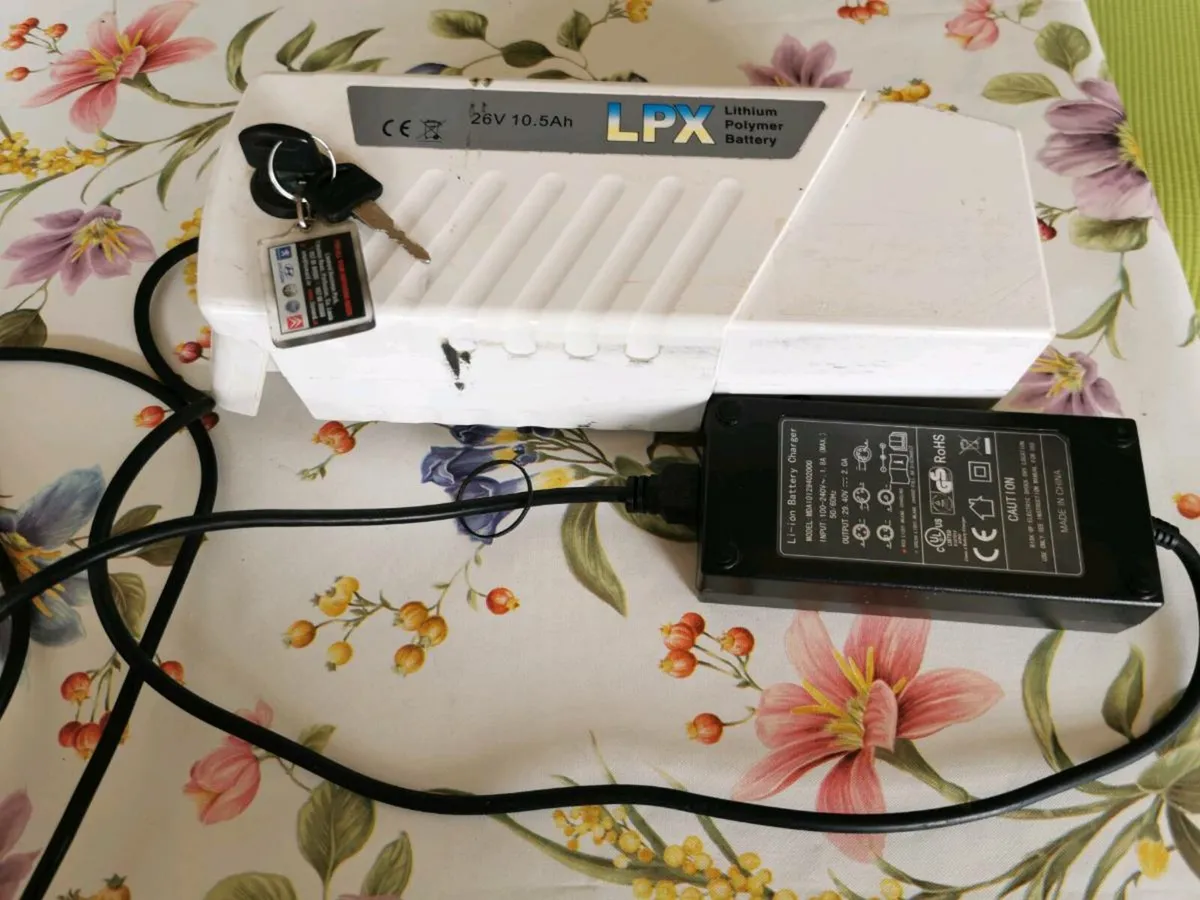 Battery and Charger. 26 volt. 10.5 AH. 2 Keys. - Image 1