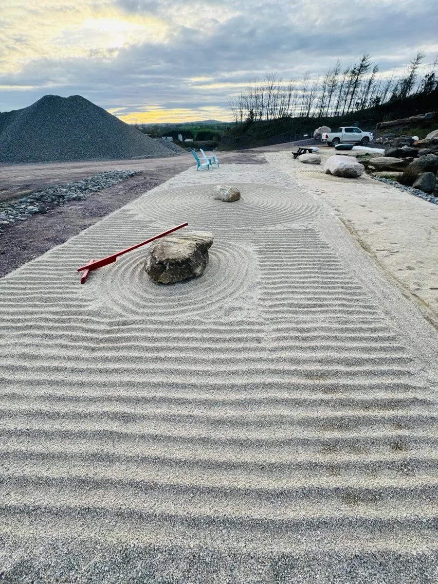 Plum slate boulders rocks chippings pebbles - Image 3