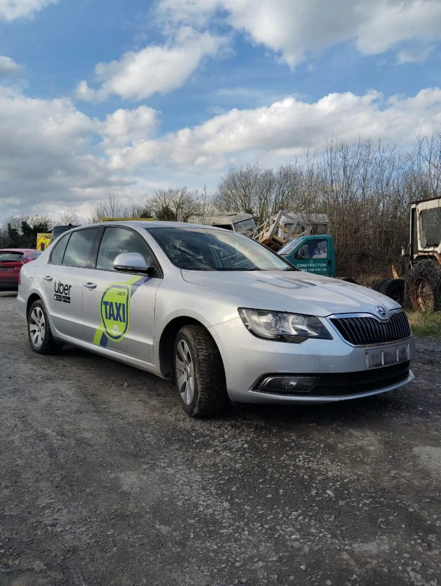 Breaking Skoda superb 2015 1.6tdi cayc - Image 3