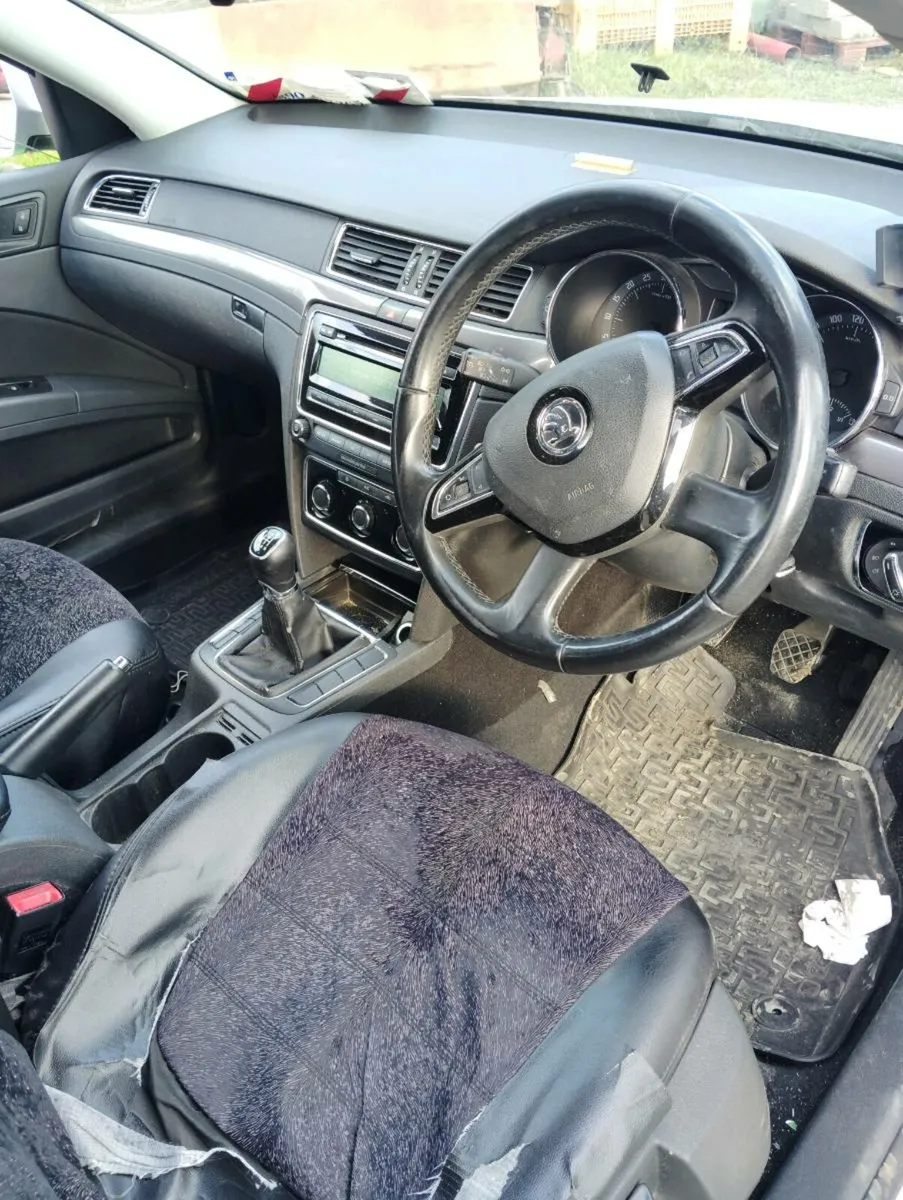 Breaking Skoda superb 2015 1.6tdi cayc - Image 4