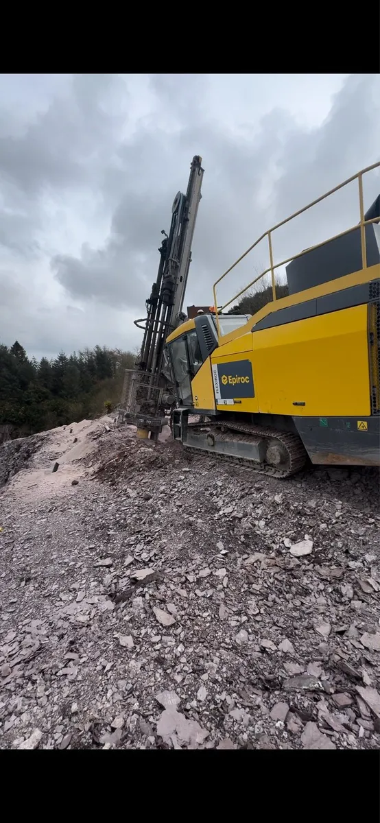 Farm roadway stone, farm roadways,sandstone dust. - Image 1