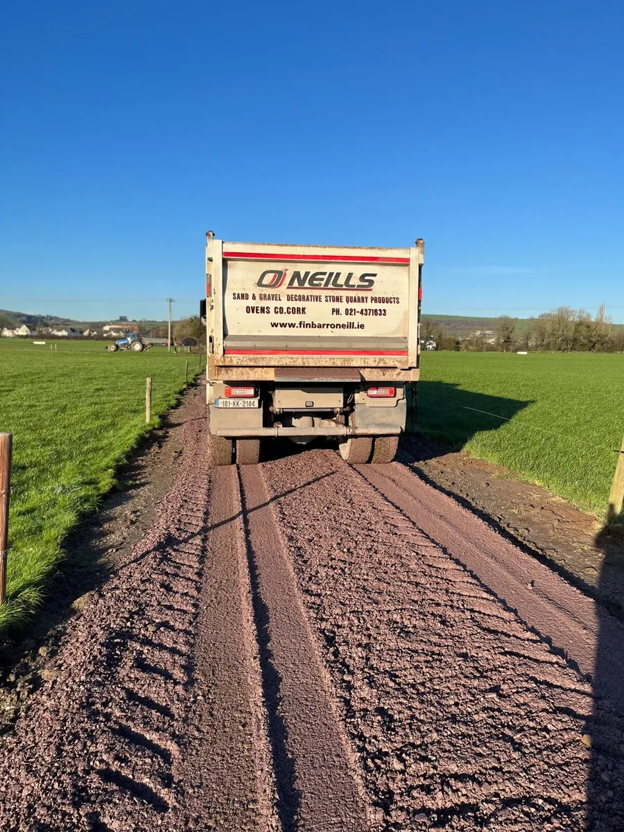 Farm roadways,farm roadway stone sandstone dust. - Image 1