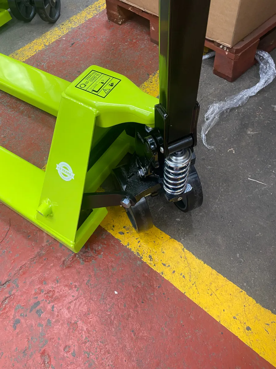 PALLET TRUCKS.  2.5 Ton .METRIX / PRAMAC - Image 3