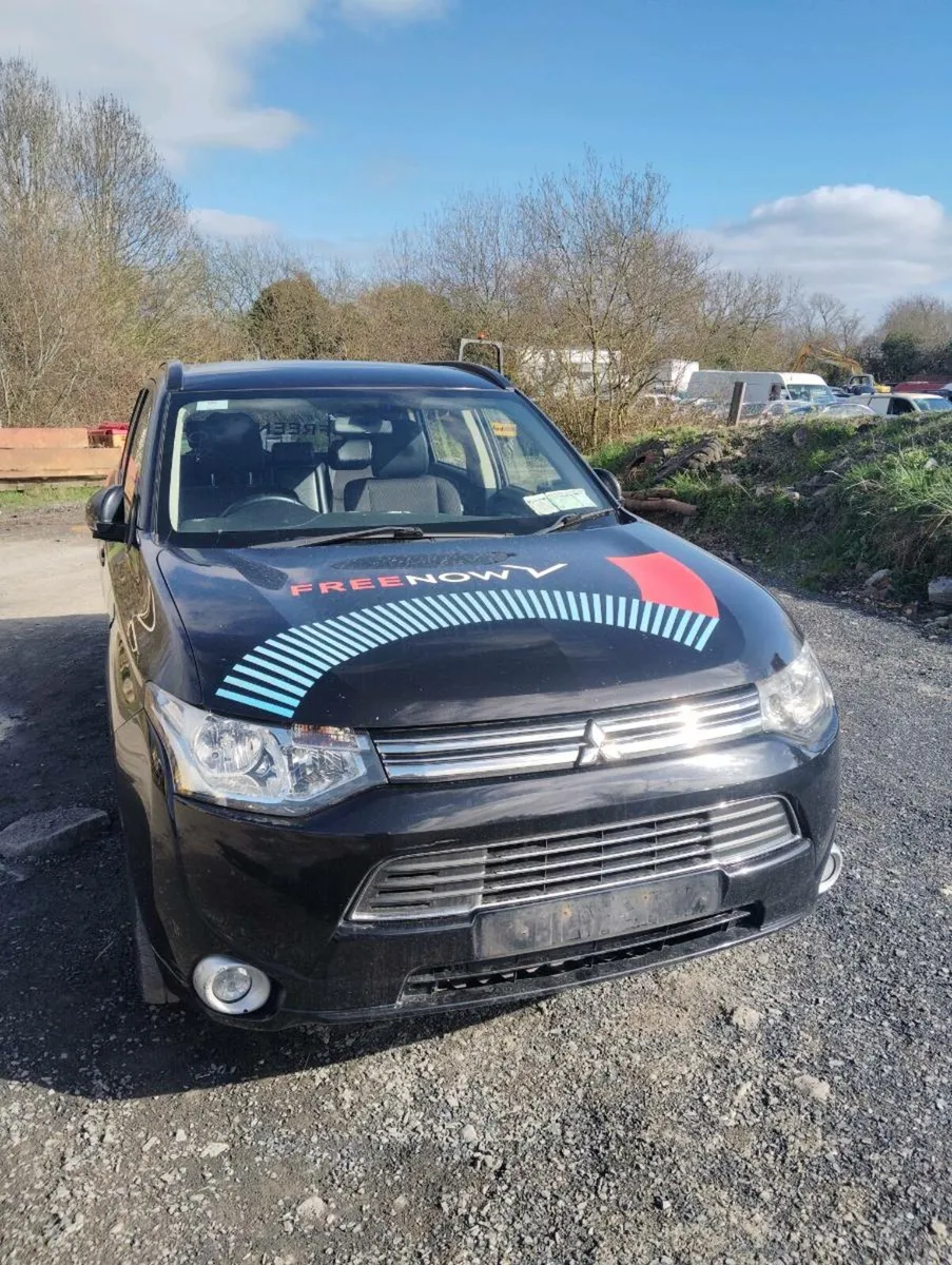 Breaking mitsubishi outlander 2016 hybrid - Image 2