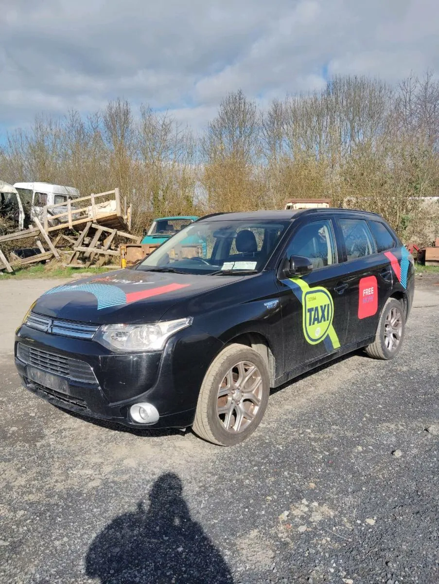 Breaking mitsubishi outlander 2016 hybrid - Image 3