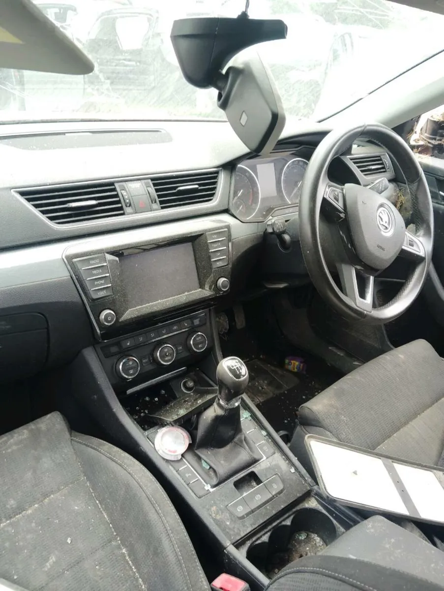 Breaking Skoda superb 2017 dcx - Image 3