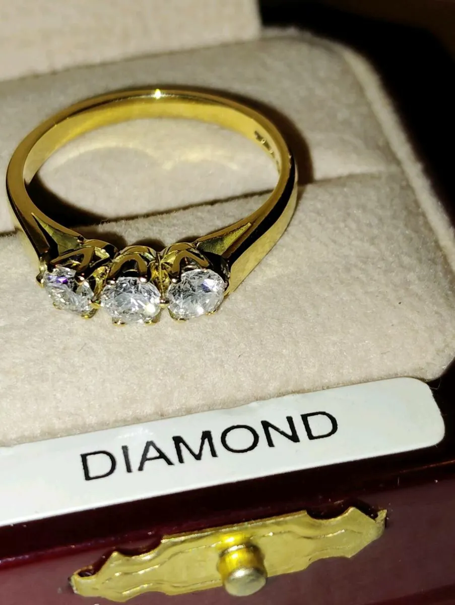 Engagement  ring 3stone last price drop - Image 3