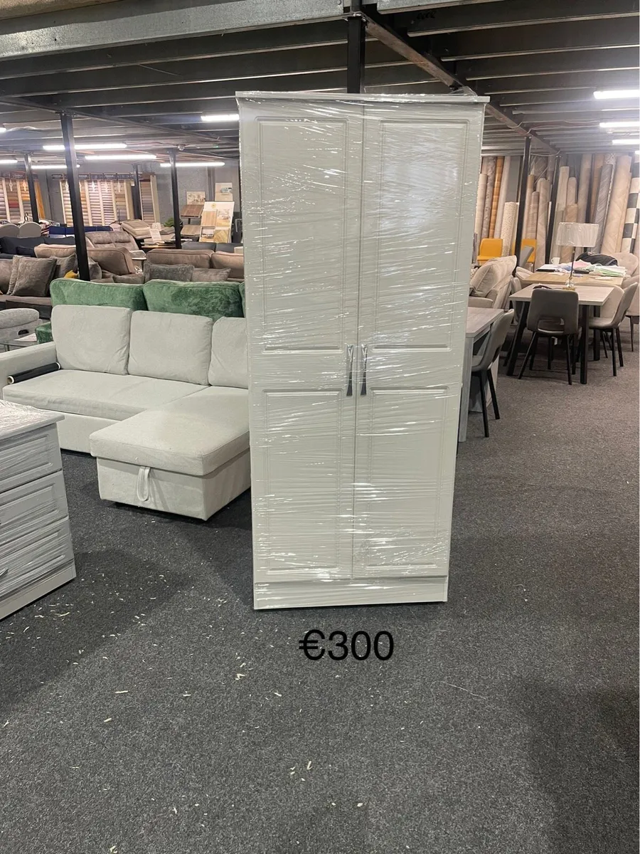 Carpet luxury bedding and furniture - Image 1