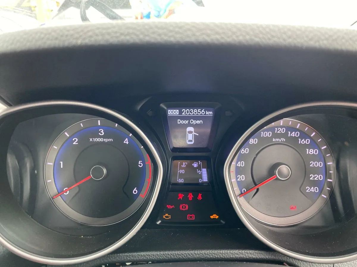 Hyundai i30 van slight damage 2013 - Image 2