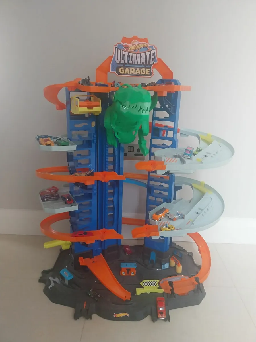 Hotwheels Ultimate Garage with Cars - Image 1
