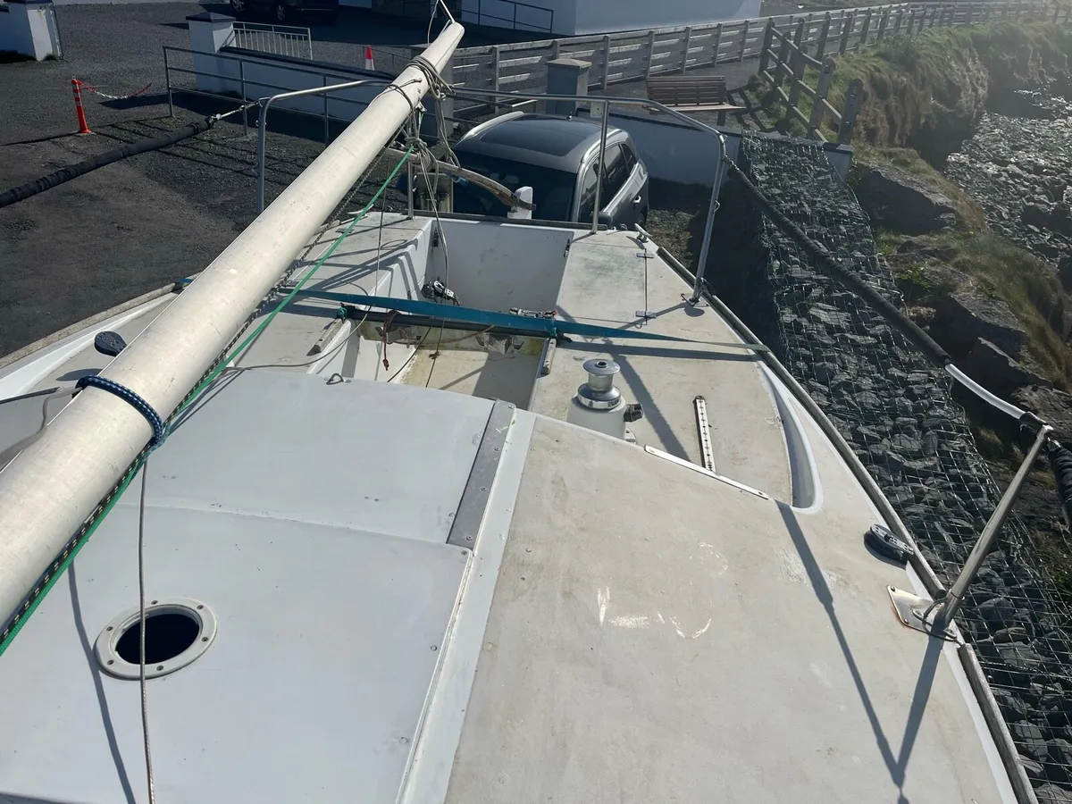 J24 Sail Boat - Image 4