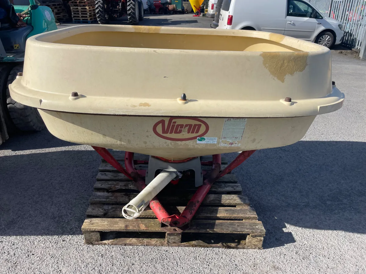 Vicon 1 ton fertiliser spreader - Image 1
