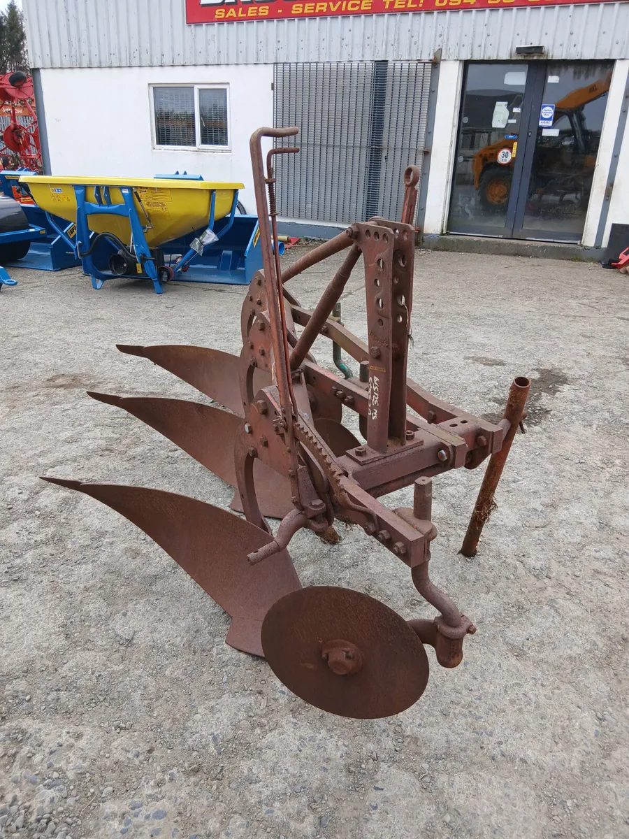 Bomford 3 furrow c/w discs for sale. - Image 1