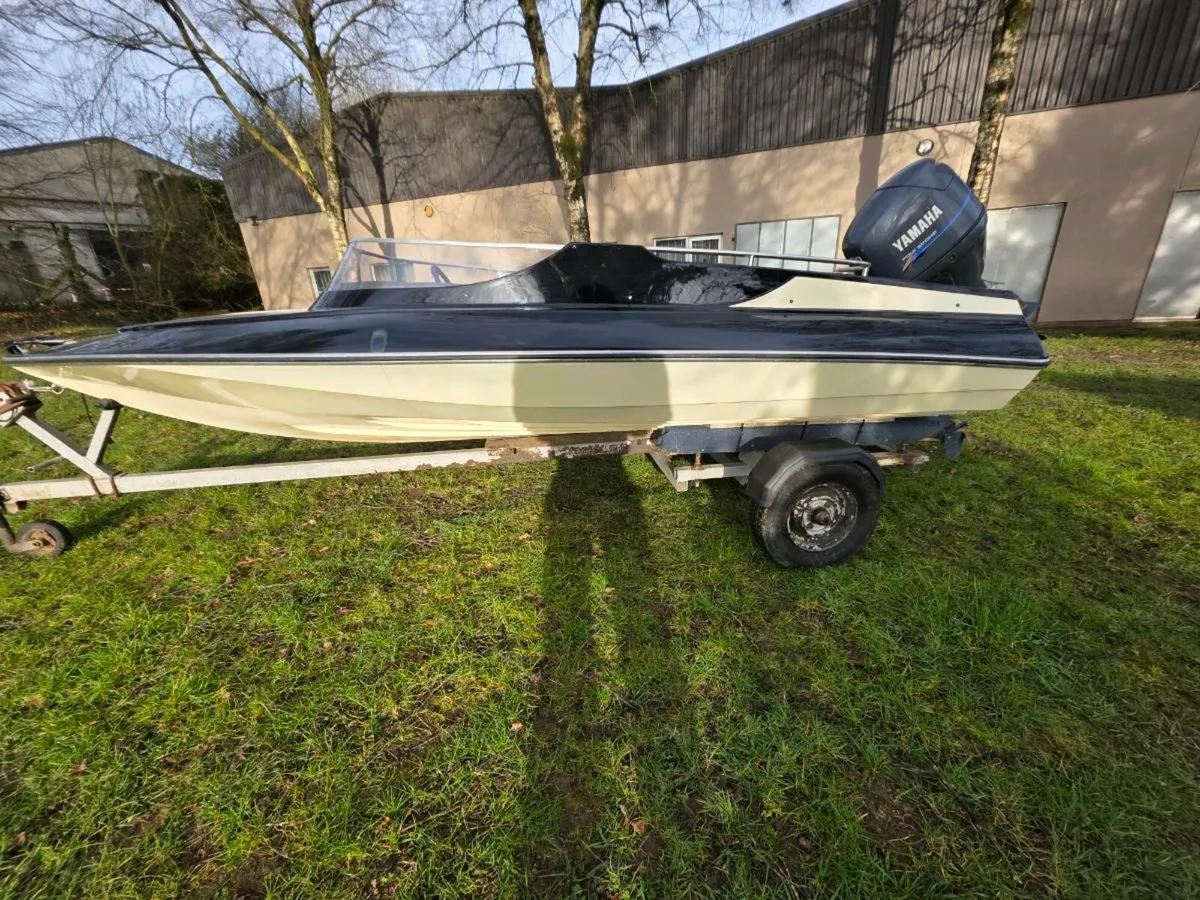 Fully renovated speed boat - Image 3